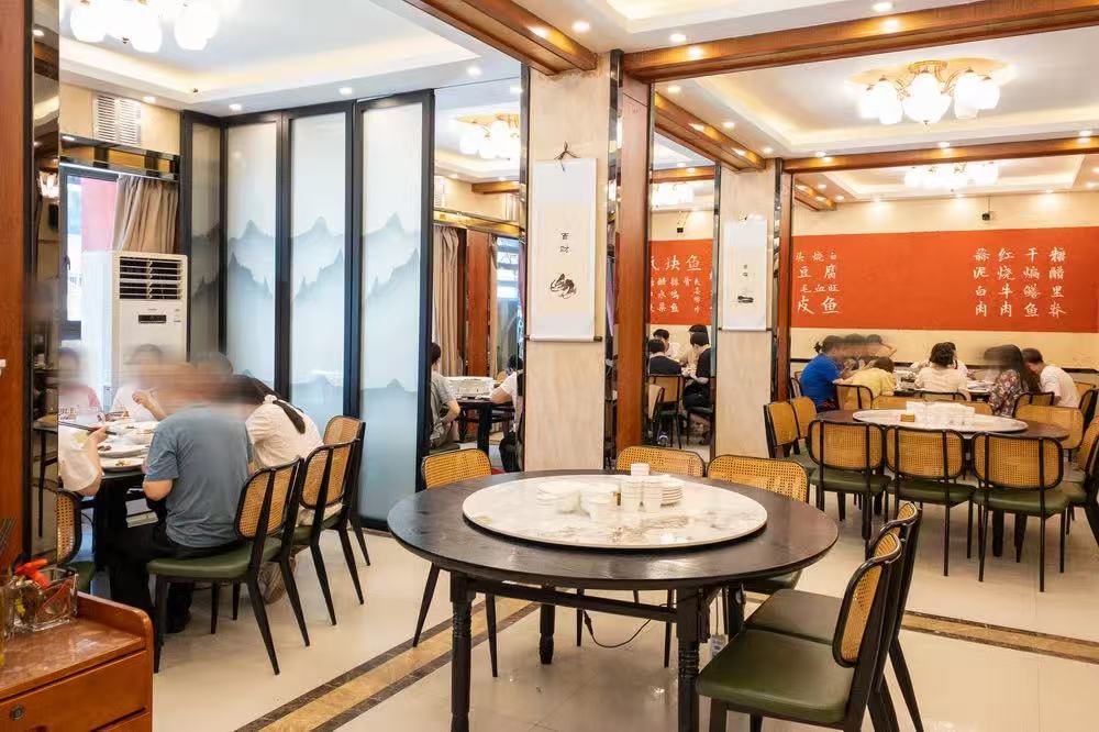 比网红店更打动人的，是街坊们吃了40年的“公共食堂”