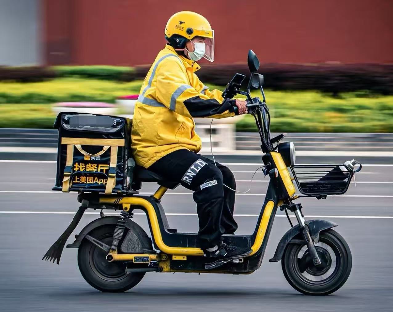 快递小哥晕倒在电动车上，血管都爆了：大夏天最要命就这事！