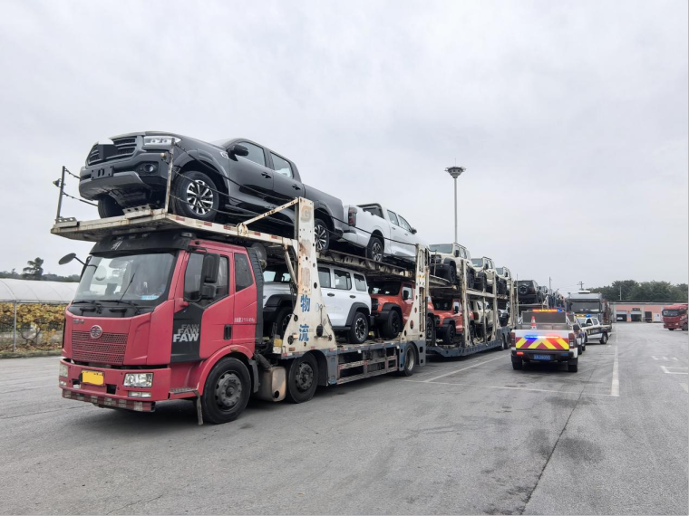 为了多装货服务区玩“移形换位”？两司机这波操作栽了！