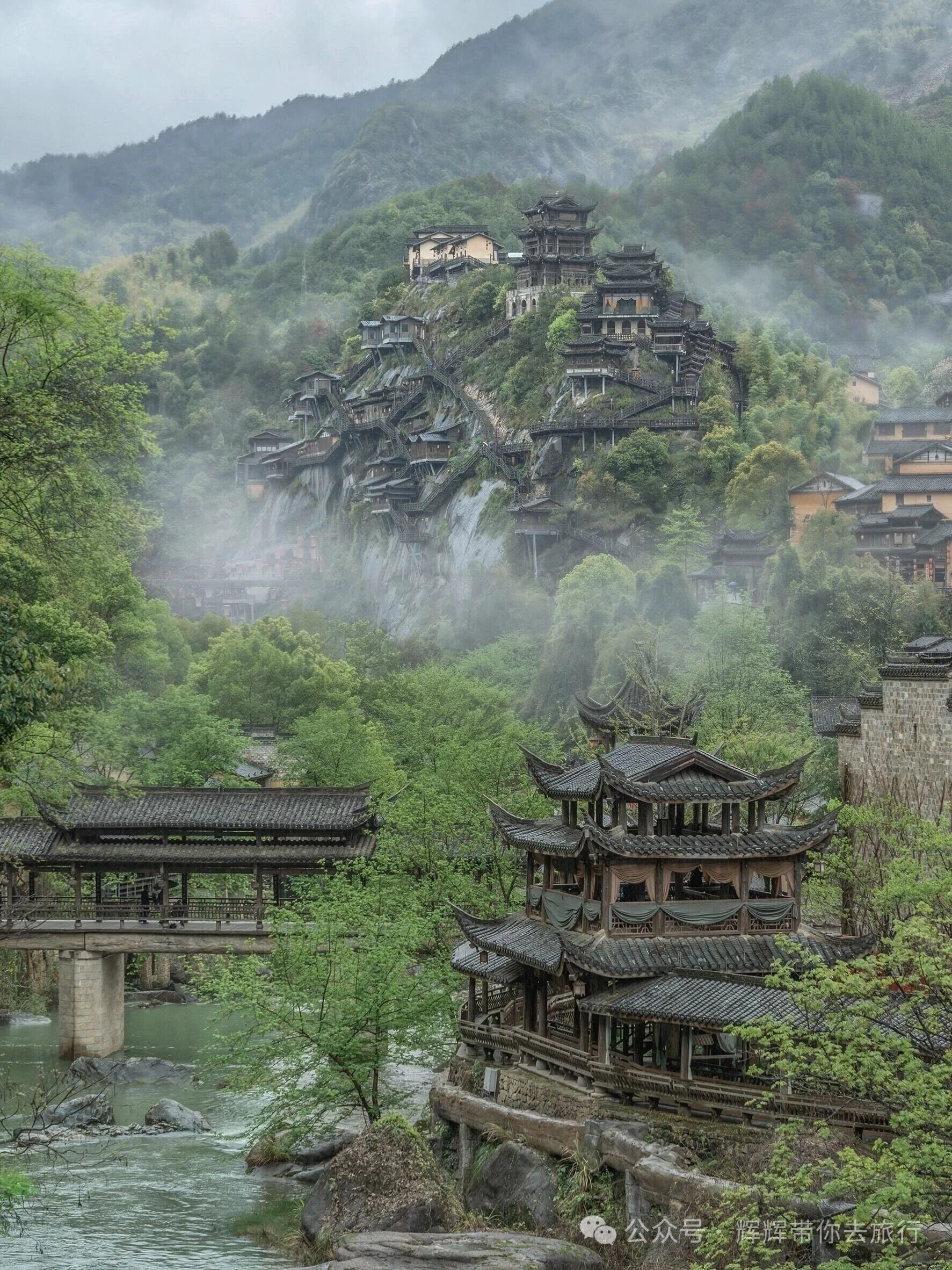 来江西必拍的仙侠机位，一眼封神，可以拍到揽月桥与白鹤崖同框，清晨、白天、夜景都很绝